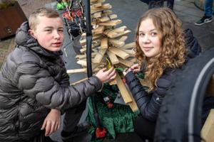 Årets grimmeste juletræ: Christian og Celina tog skraldet
