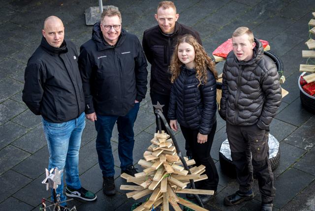 Elever fra HEG Himmerland sætter syv bud på alternative juletræer op, som de selv har lavet Aars 25. November 2022 <i>Foto: Martél Andersen</i>
