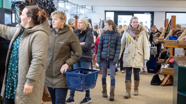 I løbet af få minutter fandt omkring 100 kunder vej til Hjørrings nye butik på Frederikshavnsvej. <i>Foto: Bente Poder</i>