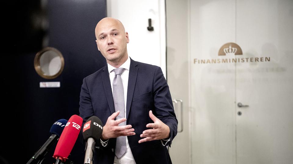 - Det påvirker arbejdsmiljøet negativt, når man kan se kolleger gå over i et vikarbureau og arbejde uden de forpligtelser, som alle andre har på arbejdspladsen, siger Danske Regioners formand, Anders Kühnau (S). <i>Nils Meilvang/Ritzau Scanpix</i>
