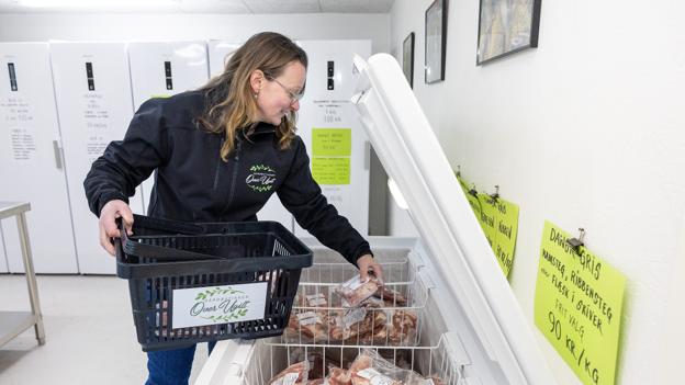 Gårdbutikken "Over Ugilt" er blevet populær - både blandt de lokale og hos sommerhus-turisterne. <i>Foto: Bente Poder</i>