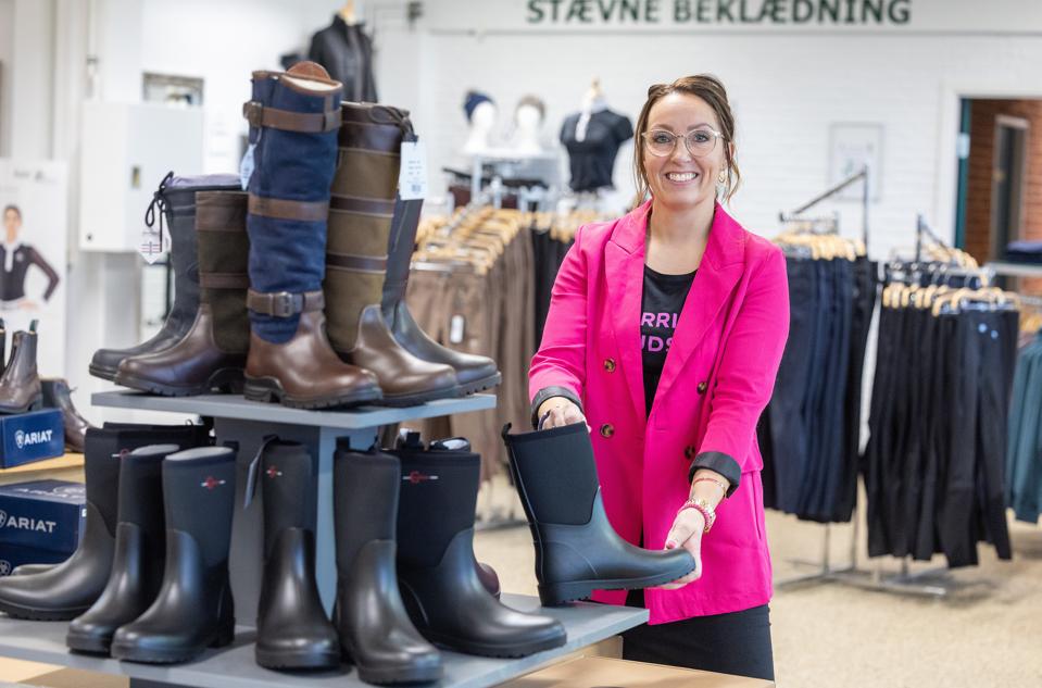 Trine Harpsøe Sørensen har tidligere arbejdet i Hjallerup Maskinforretnings afdeling i Hjørring - fredag åbnede hun sin egen butik i Hjørring med udstyr til heste og ryttere. <i>Foto: Bente Poder</i>