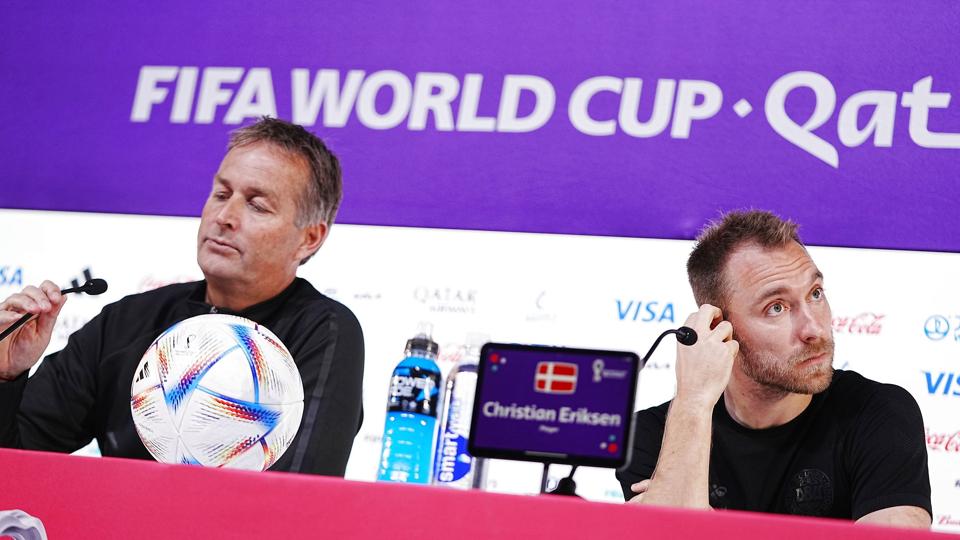 Kasper Hjulmand og Christian Eriksen ses her ved fredagens pressemøde i Doha. <i>Mads Claus Rasmussen/Ritzau Scanpix</i>