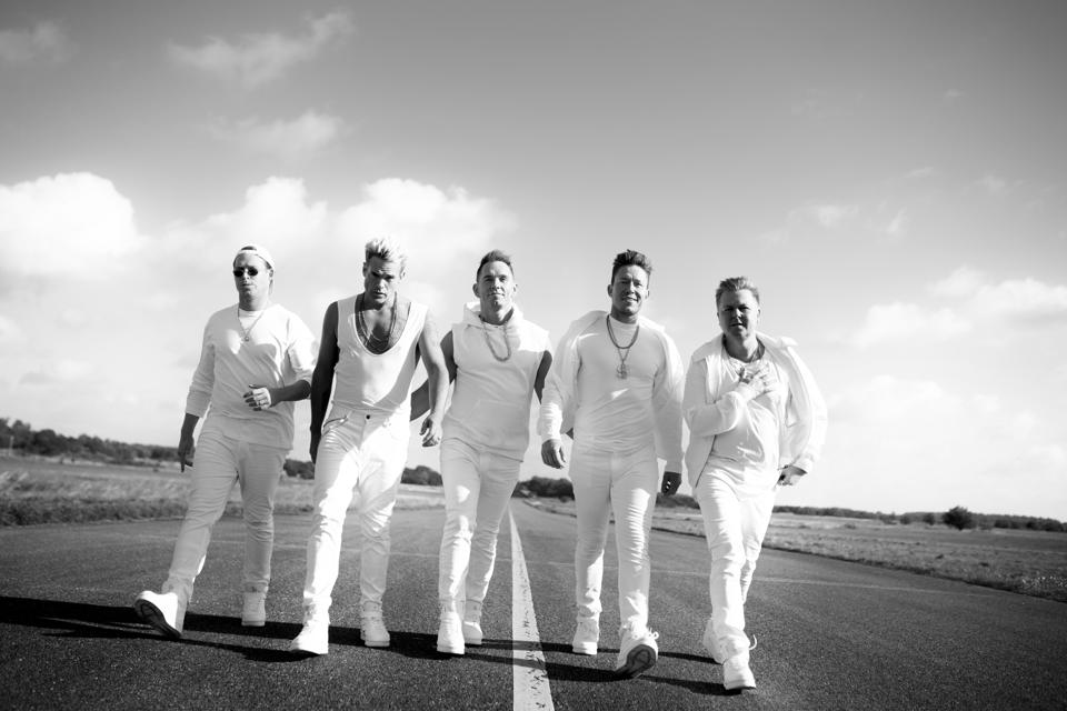 For nogle har det været lige til, for andre skulle der graves dybt for at finde ind til kernen i 90'ernes største fænomen: "The Boyband Tour" fortæller om boybands betydning for deres eget liv. <i>Foto: Faceoff Mediahouse</i>