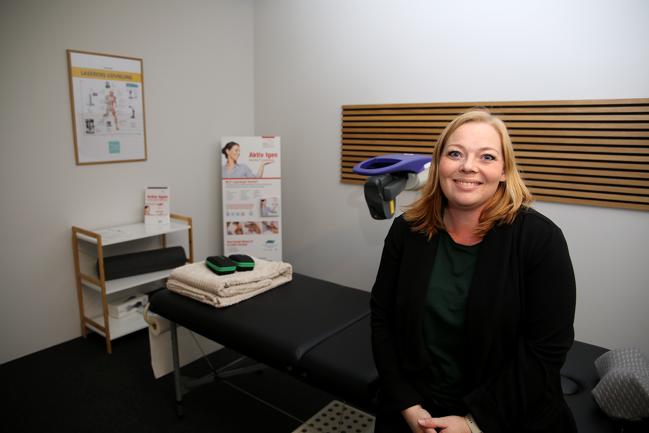 Sygeplejerske Marianne Jensen Therland åbner smerteklikken Lasercare i Frederikshavn.
