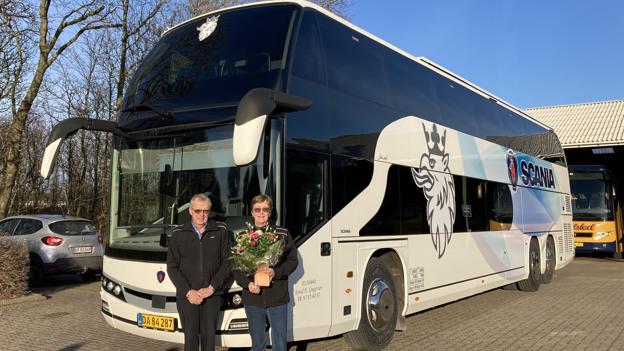 Den nye dobbeltdækker blev i første omgang leveret med Scanias hvide bemaling, da det var en demobil. Den er dog senere lakeret om i Snedsted Turistbussers velkendte farver. Her ses Knud E. Gregersen og Grethe Gregersen, da nøglerne blev overrakt. <i>Foto: Scania</i>