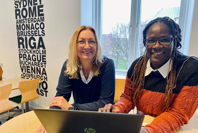 Irene Karlsen-Fischer t.v. ses sammen med en anden elev på handelsskolen Benedette Skoubo, som også går op EUX Business. <i>Foto: Frederikshavn Handelskole</i>