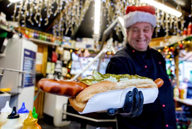 Værsgo' og spis - Michael Fanø er manden bag byens p.t. mest berømte hotdog. <i>Foto: Torben Hansen</i>