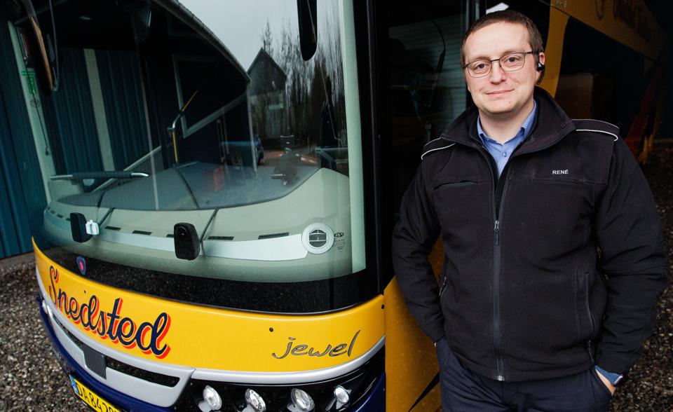 René Gregersen var chauffør på én af de busser, der forulykkede i Norge. Her ses han med den nye bus, der reddede sæsonen for Snedsted Turistbusser. <i>Foto: Bo Lehm</i>