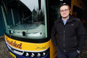 Da busser med efterskoleelever forulykkede, var gode råd dyre: Lykketræf reddede vognmands sæson