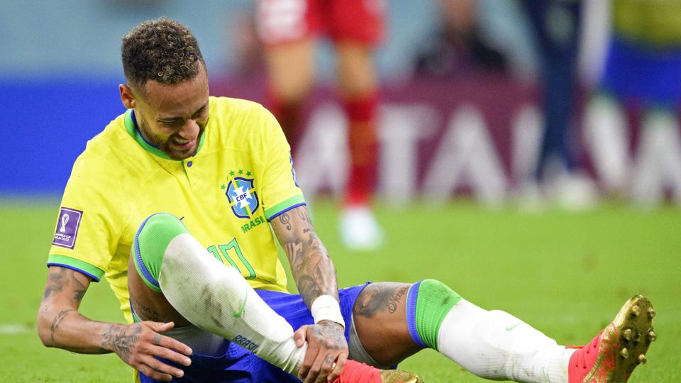 Neymar blev skiftet ud i slutningen af kampen mod Serbien og humpede efter kampen tilbage til omklædningsrummet. <i>Laurent Gillieron/Ritzau Scanpix</i>