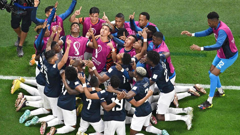 Ecuador fejrer Enner Valencias scoring. Angriberen har nu scoret Ecuadors seneste seks mål ved VM. <i>Antonin Thuillier/Ritzau Scanpix</i>