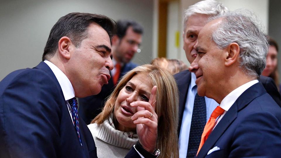 EU-Kommissionens næstformand, Margaritis Schinas (tv.) varsler en handleplan for migranter på Vestbalkanruten. <i>John Thys/Ritzau Scanpix</i>