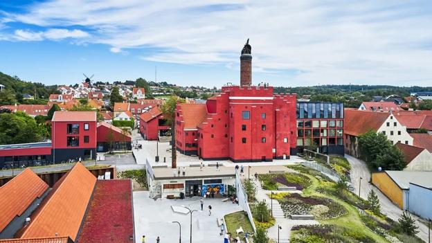 Maltfabrikken i Ebeltoft blev frem imod 2020 renoveret for 165 mio. kroner. En række fonde med Realdania og A.P. Møller Fonden i spidsen puttede store beløb i. Vinderen af arkitektkonkurrencen blev Praksis Arkitekter og Kristine Jensens Tegnestue. <i>Foto: Maltfabrikken</i>