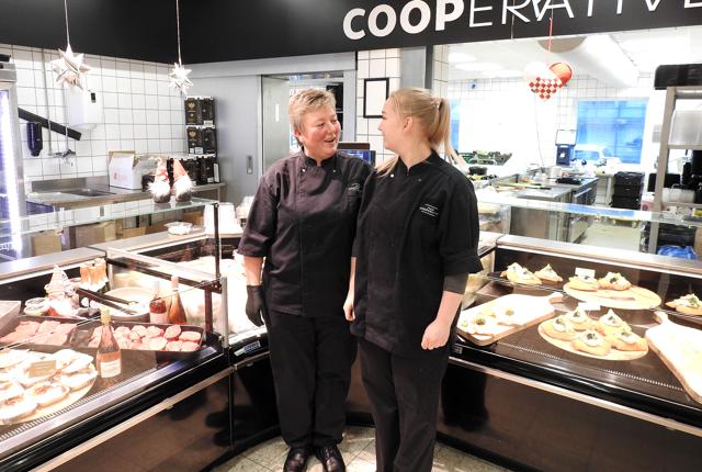 Anne Marie og Ninna fra delikatesseafdelingen er tovholdere for den store gourmetaften i SuperBrugsen.