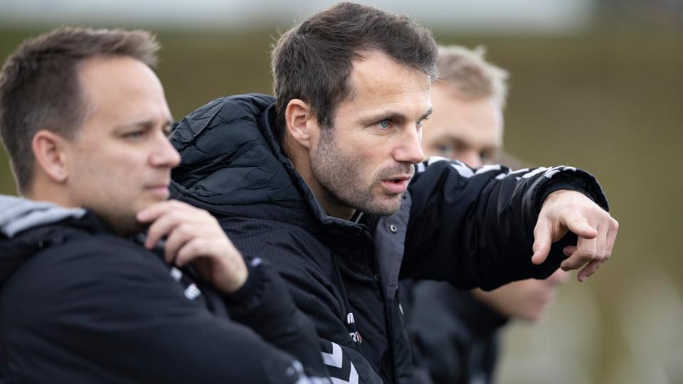 Nickolaj Jonstrup har øjnene på divisionerne, og lørdag tog Vejgaard-trænerens mandskab et markant skridt tættere på en oprykning. <i>Arkivfoto: Claus Søndberg</i>