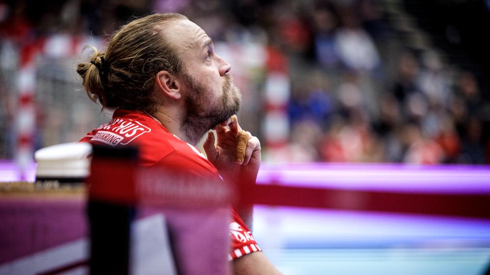 Henrik Møllgaard kigger ængsteligt på måltavlen i Sparekassen Danmark Arena. På intet tidspunkt var Aalborg Håndbold foran mod Skanderborg Aarhus. <i>Foto: Torben Hansen</i>