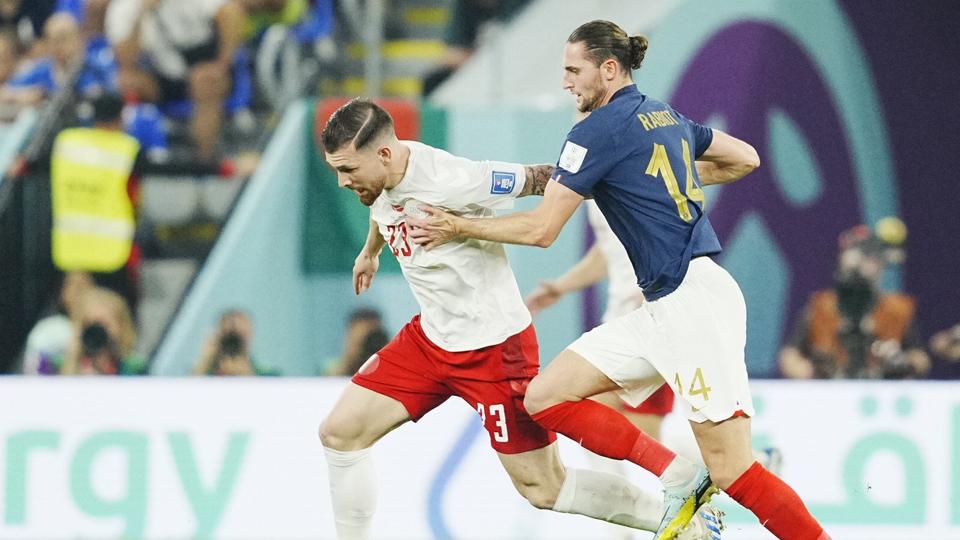 Danmark og Pierre-Emile Højbjerg (til venstre) tabte lørdag til Frankrig og Adrien Rabiot. Nu skal danskerne vinde over Australien i den tredje og sidste VM-gruppekamp på onsdag for at have en chance for at gå videre. <i>Foto: Mads Claus Rasmussen/Ritzau Scanpix</i>