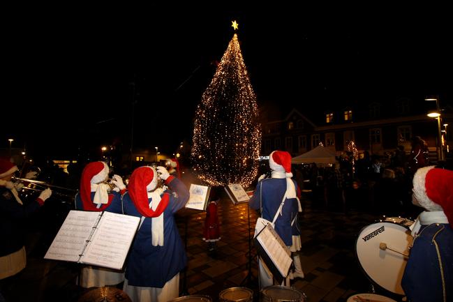 Hobro Garden spillede op, da julemanden tændte det store træ på torvet i Dronninglund.