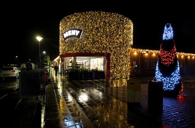 Flere af byens butikker har også i år trods energikrisen fundet julebelysningen frem. Her er det MENY.