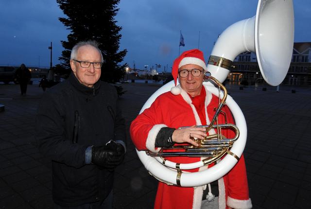 Handelschef Per Martensen og tidligere sparekasse direktør Kurt Bærentz fra Bagterp Blæserne var klar til Juletræstænding med fuld musik.