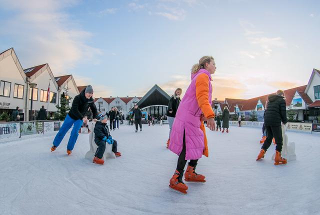 Lørdag åbnede skøjtebanen på Torvet i Blokhus.