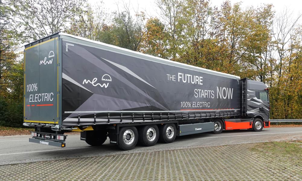 Fremtiden begynder nu, står der på eTruck-trækkerens trailer. Foto: Carsten Teiner. Fremtiden begynder nu, står der på eTruck-trækkerens trailer. Foto: Carsten Teiner.