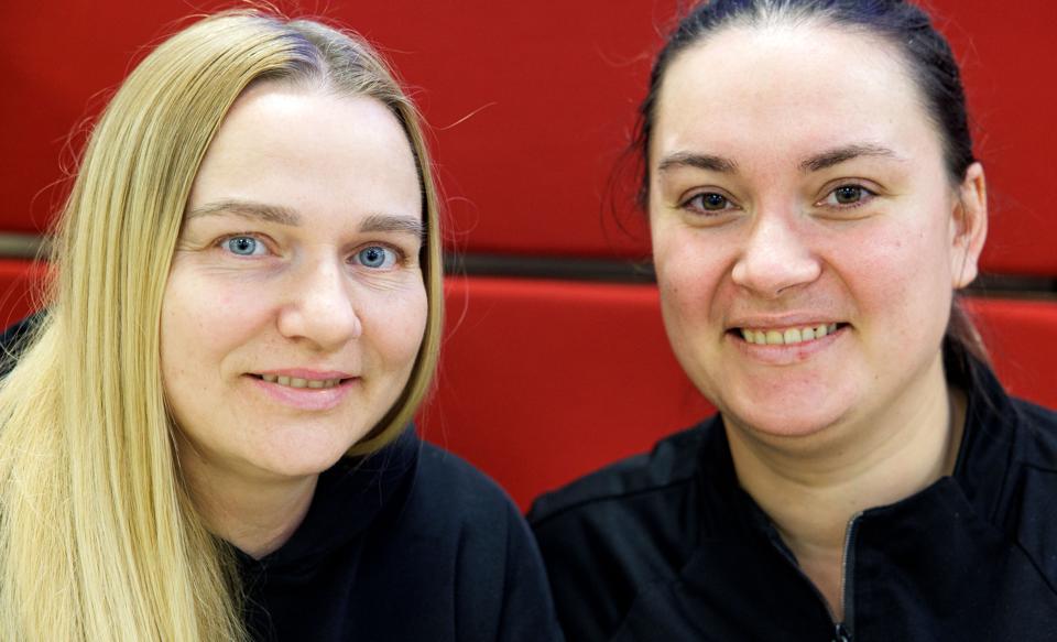 Maryna Khyzko og Kateryna Pryimachok er flygtet fra krigen i Ukraine og går nu på sprogskole i Nykøbing. De er taknemmelige over at være i tryghed i Danmark, men savner hele tiden deres hjem. <i>Foto: Bo Lehm</i>