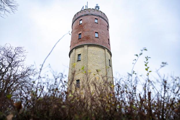 Erhvervsmanden Finn Mathiessen vil omdannet området omkring det gamle vandtårn i Aars til beboelse. <i>Foto: Martél Andersen</i>