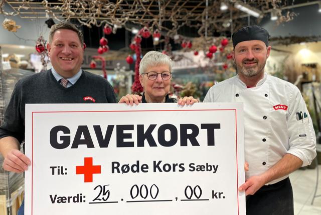 Købmand Claus Karlsen fra MENY Sæby, Inger Ejstrud fra Røde Kors og slagtermester Benny Nielsen glæder sig over at glæde andre.