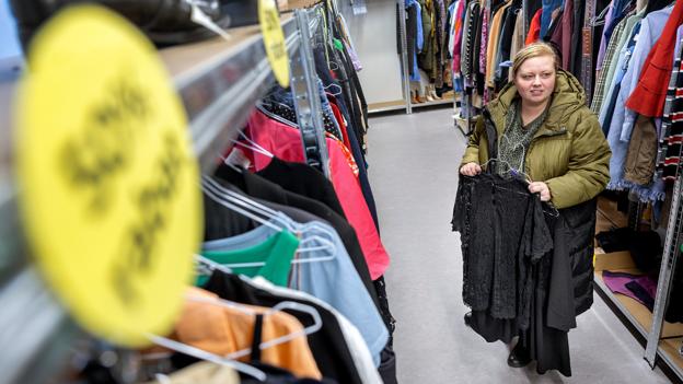 Mette Zimmer var i Modeloppen for at finde tøj til julefesten. <i>Foto: Lars Pauli</i>