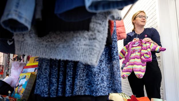 Betinna Esbech Hansen køber stort set kun genbrugsting og har nu også gjort det til en forretning at sælge børnetøj, som nærmest ikke er brugt. <i>Foto: Lars Pauli</i>