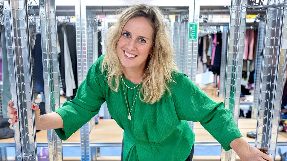 Tina Lenskjold åbnede i februar Modeloppen. Nu har hun udvidet med Hoppeloppen og har stor succes med at stille stativer og reoler til rådighed for folk, der gerne vil sælge brugt tøj. Særligt pga. krisen mærker hun en stigende efterspørgsel. <i>Foto: Lars Pauli</i>