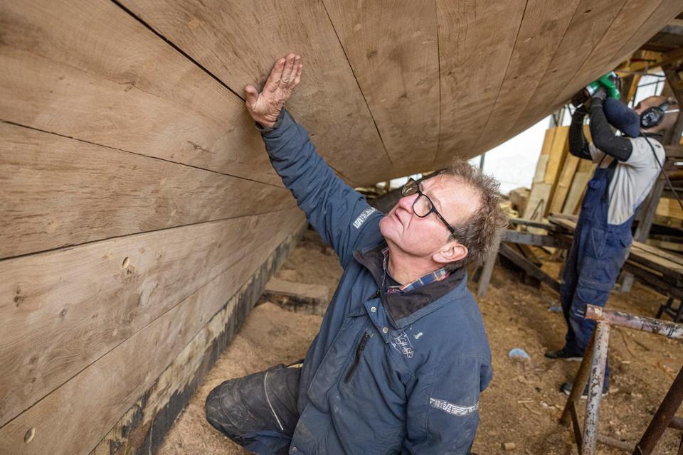 Skroget slibes "glat som en barnenumse", inden det males, forklarer skibstømrer Peter Leth. <i>Foto: Martél Andersen</i>