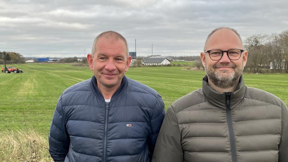 Thomas Nielsen og Lasse Gram Pedersen glæder sig til marken bag dem i de kommende måneder forvandles til et nyt erhvervsområde i Hjørring. <i>Foto: Erhverv Hjørring</i>