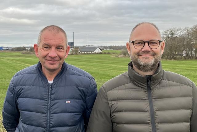 Thomas Nielsen og Lasse Gram Pedersen glæder sig til marken bag dem i de kommende måneder forvandles til et nyt erhvervsområde i Hjørring.