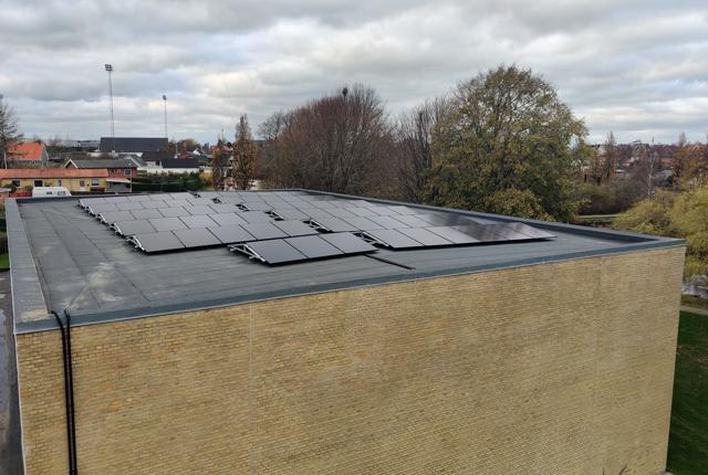 Solcellerne på taget på Frederikshavn Gymnasium er nu taget i brug.