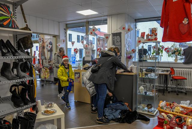 Mange benyttede sig af de gode tilbud der var i Røde Kors butikken i Løgstør.