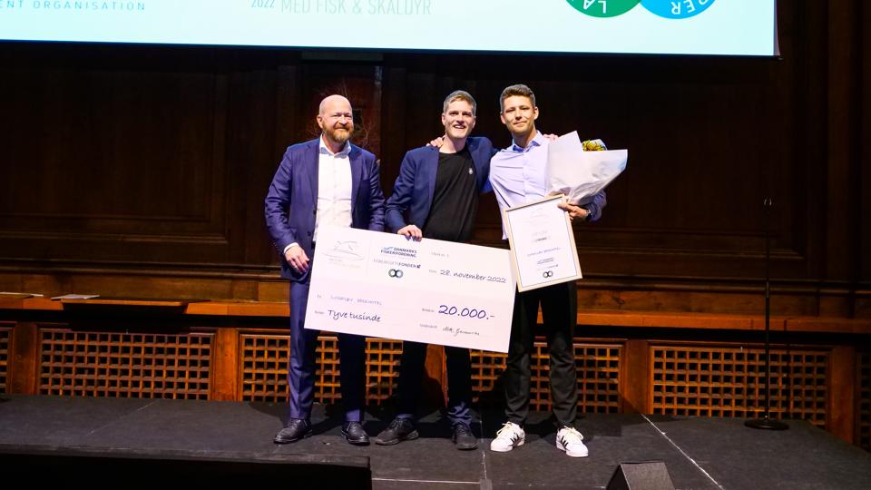 Kokkene Emil Kirkegård og Oliver Bendi fra Svinkløv Badehotel vandt prisen for Årets ret. <i>Foto: Landbrug & Fødevarer</i>