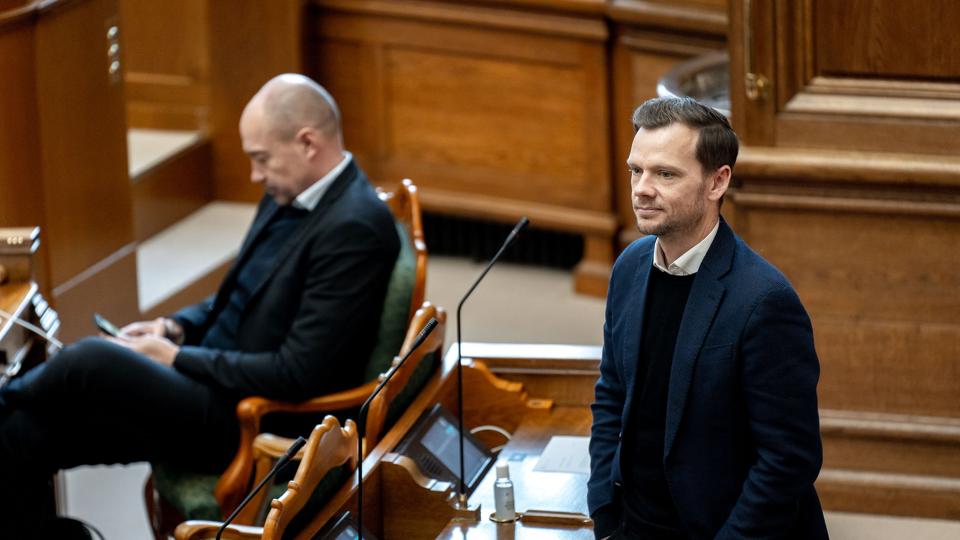 "Faktum er, at skulle et flertal i Folketinget vælge at vedtage dette lovforslag, eller alle mulige andre lovforslag, så har de relevante ministerier selvfølgelig en forpligtelse til at gennemføre det," siger Peter Hummelgaard (S) i folketingssalen. Arkivfoto. <i>Emil Helms/Ritzau Scanpix</i>