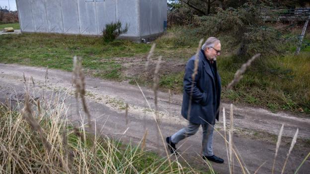 En grusvej til områdets sommerhuse adskiller Mogens Sparres grund fra TDC's grund, hvor der er planer om at opføre en ny mobilmast. <i>Foto: Martin Damgård</i>