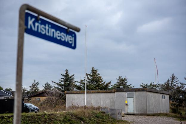 Politikerne i kommunens teknik- og miljøudvalg har besluttet at flytte masten på den vestlige side af den grå bygning. <i>Arkivfoto: Martin Damgård</i>