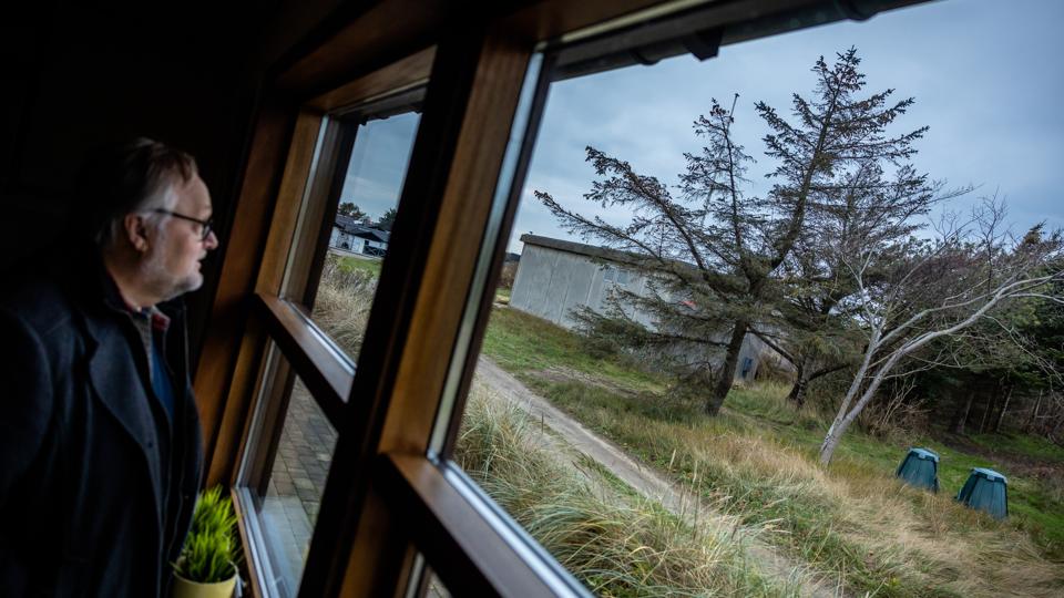 Planerne om en 36 meter høj mobilmast vækker kritik i Blokhus. Mogens Sparre får masten som nærmeste nabo og er vred. <i>Foto: Martin Damgård</i>