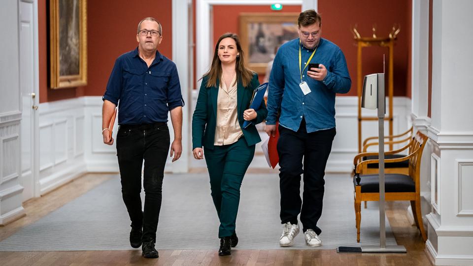 Enhedslistens Mai Villadsen og Peder Hvelplund ankommer til sonderingsmøde hos Mette Frederiksen i Statsministeriet onsdag den 23. november 2022. <i>Ida Marie Odgaard/Ritzau Scanpix</i>