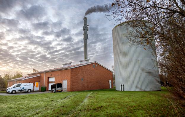 Der holdes åben reception på kraftvarmeværnet i Øster Brønderslev, Ahornvej 26 kl. 12.00 torsdag for at markere sammenlægningen. Fra nu af leveres fjernvarmen fra Brønderslev Varmes biomassefyrede anlæg i stedet for det naturgasbaserede anlæg i Øster Brønderslev. <i>Foto: Lars Pauli</i>
