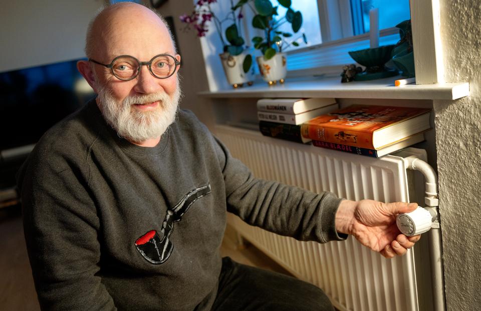 Per Drustrup kan - sammen med de andre fjernvarmebrugere i Øster Brønderslev - fra torsdag igen skrue op for radiatoren uden at skulle bekymre sig ret meget om varmeregningen.