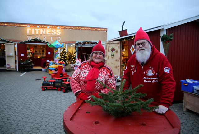 Julemor Ruth og Julemanden Santa Julle hygger med børnene i Møllecentrets Juleby helt frem til juleaften.