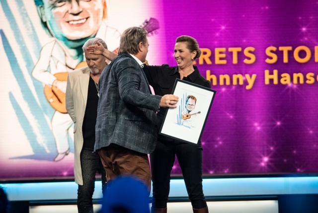 Johnny Hansen vandt titlen som "Årets Store Smil" i TV2-showet "Året der gak" - prisen blev overrakt af fungerende statsminister Mette Frederiksen.