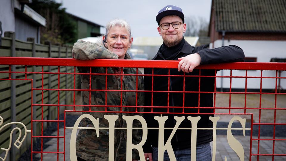 Marianne og Daniel Deleuran deler rollen som cirkusdirektør mellem sig. Marianne stiftede i 1994 Cirkus Mascot sammen med sin daværende mand, mens Daniel overtog cirkustøjlerne, da hans far trak sig ud i 2014. <i>Foto: Bo Lehm</i>