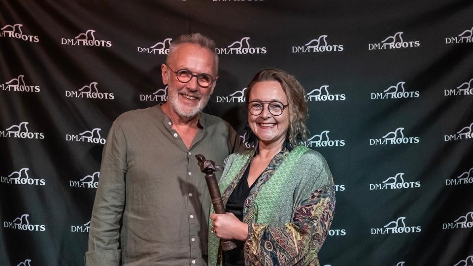 Svend Erik Larsen og Dorthe Kold modtog på vegne af Skagen Festival Danish Music Award Roots prisen: Traditionsprisen. Ægteparret har siden 2014 været med til at afgøre, hvem der skal på plakaten. <i>Foto: Morten Fog</i>